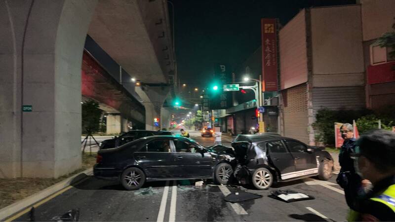 其中两辆轿车「头尾相接」挤成一团。(民众提供) 其中两辆轿车「头尾相接」挤成一团。(民众提供)