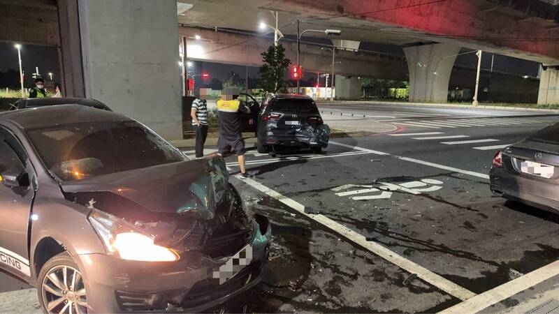 事故现场一片狼籍。(民众提供) 事故现场一片狼籍。(民众提供)