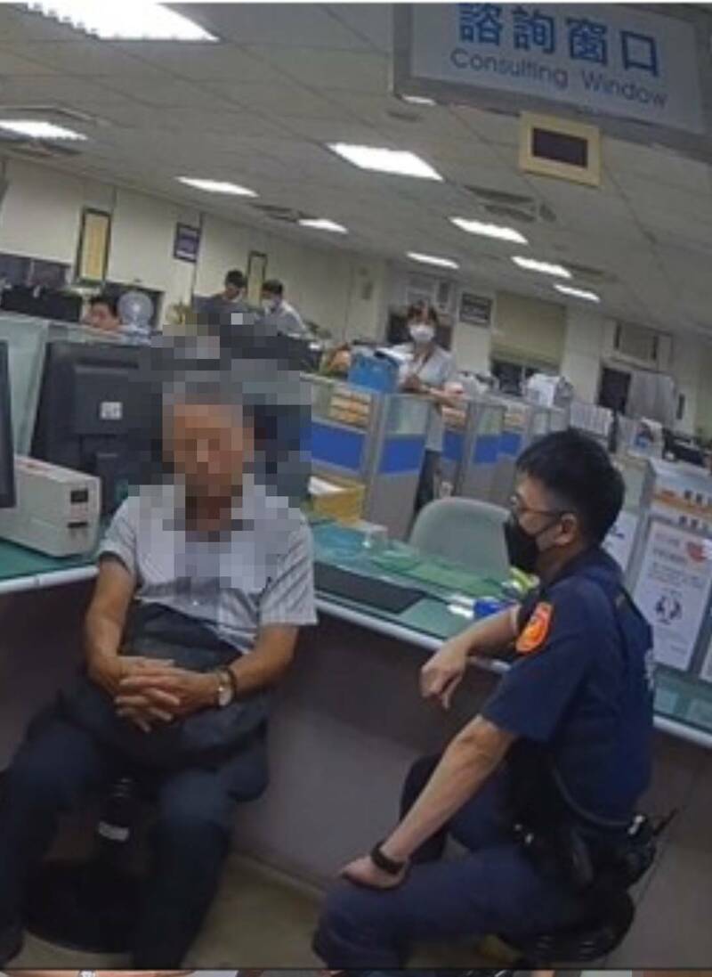 倪姓老翁地政所设定抵押,员警获报赶到阻拦。(图由民众提供) 倪姓老翁地政所设定抵押,员警获报赶到阻拦。(图由民众提供)