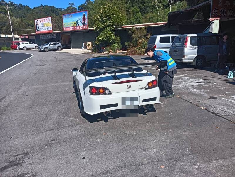 警方在台7线拦查外型抢眼的本田S2000跑车,经检测噪音超标,当场开罚张姓驾驶2700元。(记者郑淑婷翻摄) 警方在台7线拦查外型抢眼的本田S2000跑车,经检测噪音超标,当场开罚张姓驾驶2700元。(记者郑淑婷翻摄)