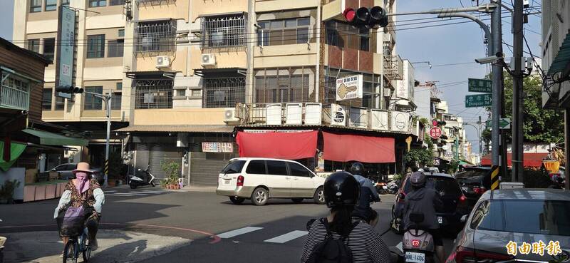 嘉市邻近东市场「忠孝路与延平街口」名列高龄者交通事故肇事热点十大路口之首。(记者丁伟杰摄) 嘉市邻近东市场「忠孝路与延平街口」名列高龄者交通事故肇事热点十大路口之首。(记者丁伟杰摄)