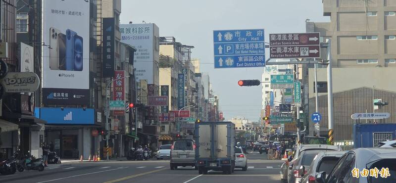 嘉市民族路与吴凤北路口被列入连续发生行人交通事故,且尚未设置科技执法自动侦测系统路口。(记者丁伟杰摄) 嘉市民族路与吴凤北路口被列入连续发生行人交通事故,且尚未设置科技执法自动侦测系统路口。(记者丁伟杰摄)