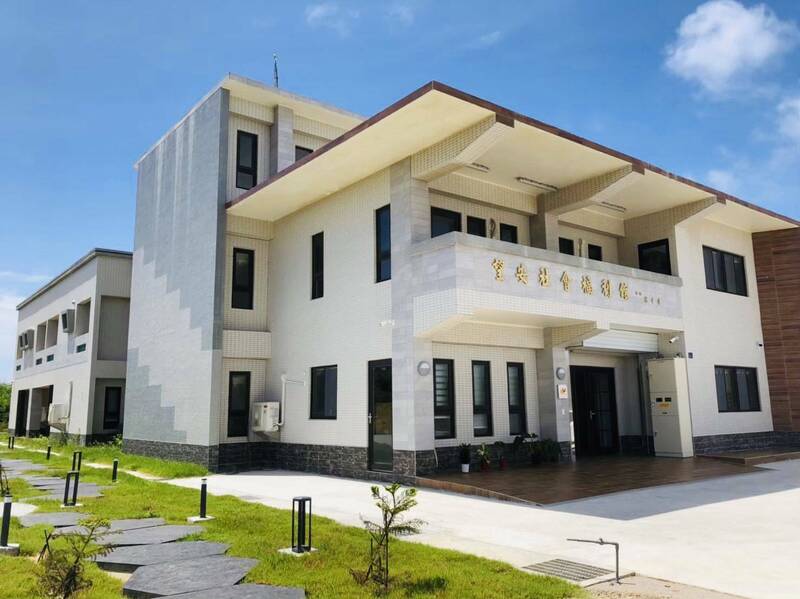 澎湖望安社福馆传前保全陈姓退休员警,不满被解雇,数次丢死老鼠。(民众提供) 澎湖望安社福馆传前保全陈姓退休员警,不满被解雇,数次丢死老鼠。(民众提供)