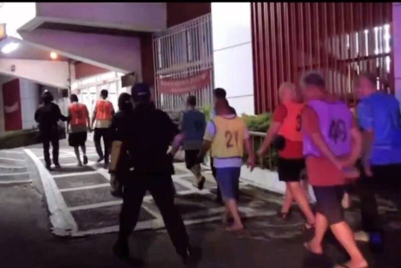 七股区1处鱼塭经常有可疑人车出入,佳里警分局昨日凌晨夜袭攻坚查获职业赌场,逮吴姓主嫌与赌客共39人。(记者王涵平翻摄) 七股区1处鱼塭经常有可疑人车出入,佳里警分局昨日凌晨夜袭攻坚查获职业赌场,逮吴姓主嫌与赌客共39人。(记者王涵平翻摄)