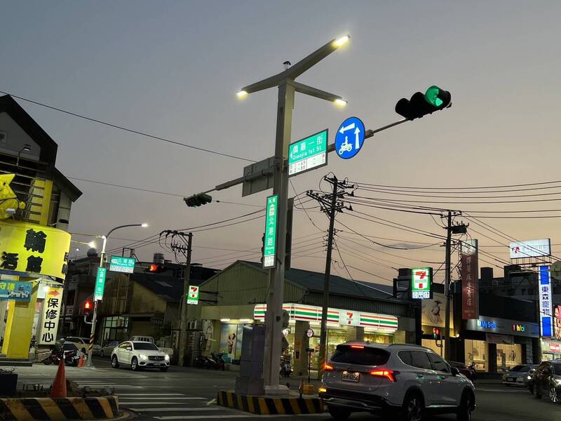 嘉市改善高风险路口,目前已106杆交通共杆照明改善工程。(图由嘉市政府提供) 嘉市改善高风险路口,目前已106杆交通共杆照明改善工程。(图由嘉市政府提供)