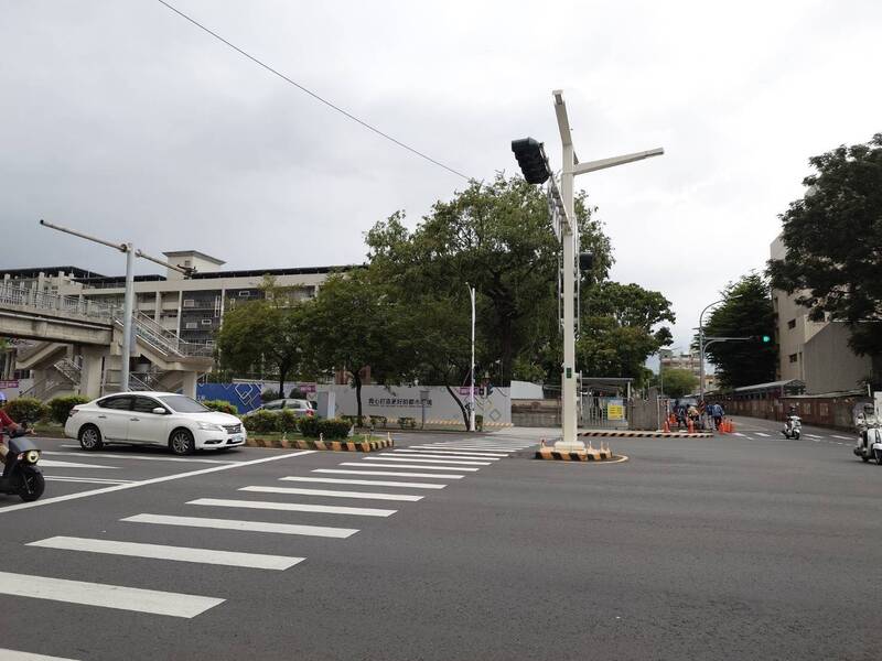 嘉市改善高风险路口,目前已执行新设43处行人庇护岛。(图由嘉市政府提供) 嘉市改善高风险路口,目前已执行新设43处行人庇护岛。(图由嘉市政府提供)