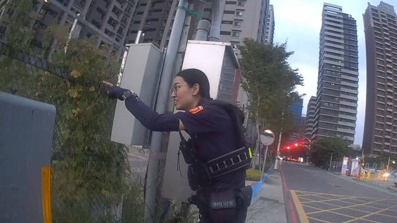武男拒检狂奔1公里躲工地草丛,警网团团包围心战喊话,武男自知逃不了乖乖就范,并在员警协助下爬出围篱。(记者郑淑婷翻摄) 武男拒检狂奔1公里躲工地草丛,警网团团包围心战喊话,武男自知逃不了乖乖就范,并在员警协助下爬出围篱。(记者郑淑婷翻摄)