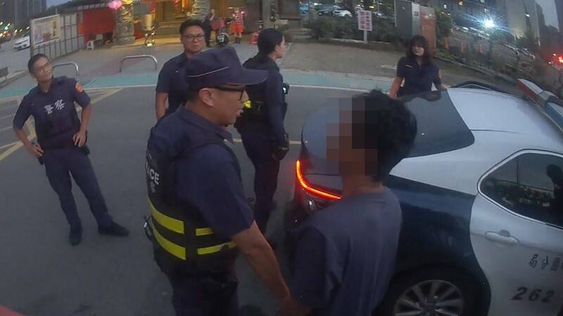 武男拒检狂奔1公里躲工地草丛,警网团团包围心战喊话,武男自知逃不了乖乖就范。(记者郑淑婷翻摄) 武男拒检狂奔1公里躲工地草丛,警网团团包围心战喊话,武男自知逃不了乖乖就范。(记者郑淑婷翻摄)