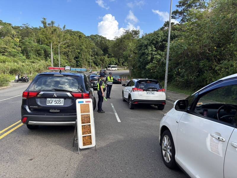 警方到场设下路检点,共取缔68辆违规车辆。(记者吴升儒翻摄) 警方到场设下路检点,共取缔68辆违规车辆。(记者吴升儒翻摄)