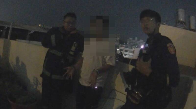经警方温情喊话,男子情绪终于渐趋平缓。(民众提供) 经警方温情喊话,男子情绪终于渐趋平缓。(民众提供)