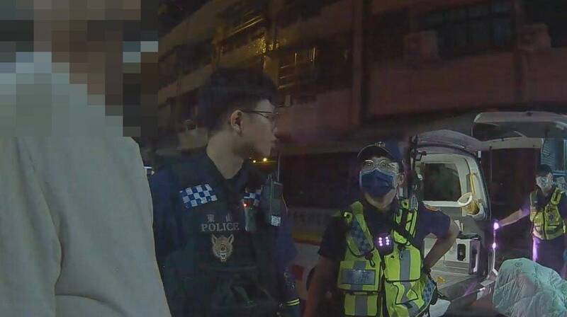 男子接受建议由员警陪同就医。(民众提供) 男子接受建议由员警陪同就医。(民众提供)
