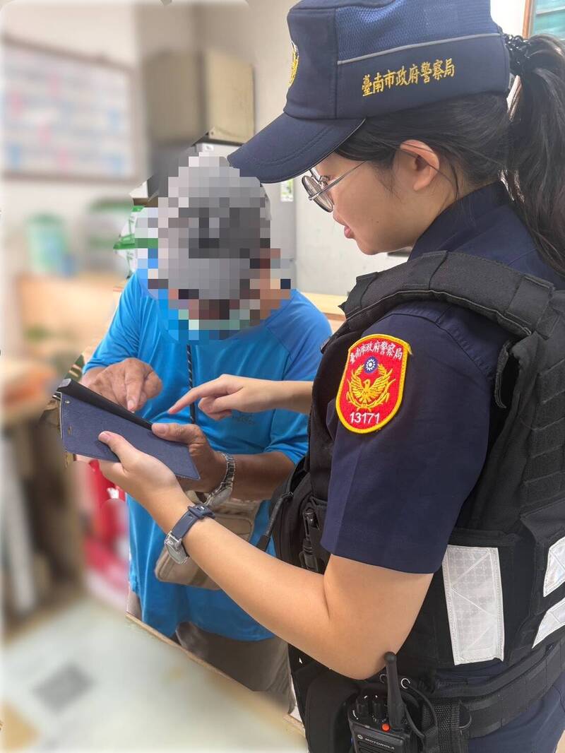 76岁的吴姓老翁到南市警三分局安中派出所询问员警「投资灵骨塔有高利润是真的吗?」,被员警识破是骗局。(图由民众提供) 76岁的吴姓老翁到南市警三分局安中派出所询问员警「投资灵骨塔有高利润是真的吗?」,被员警识破是骗局。(图由民众提供)