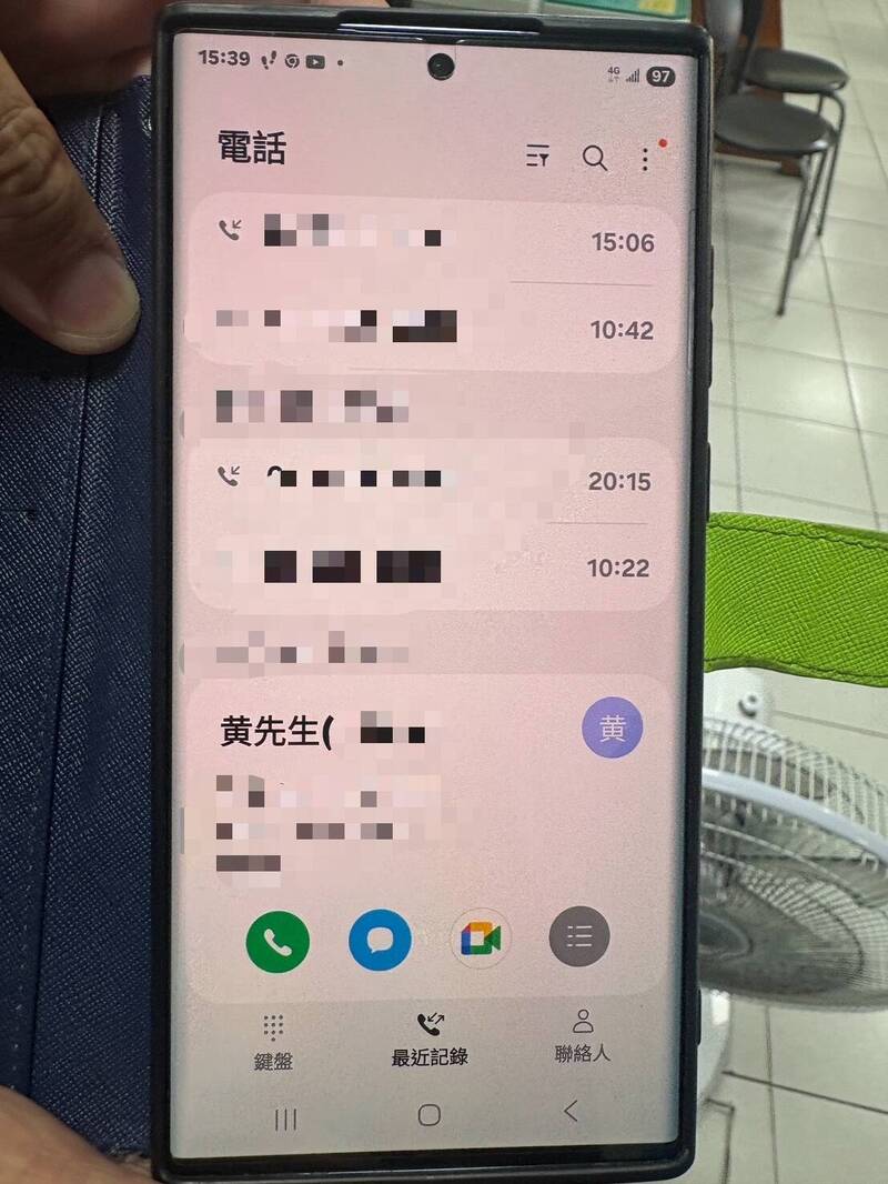 76岁吴姓老翁到南市警三分局安中派出所询问「投资灵骨塔有高利润是真的吗?」,员警检视吴翁与对方通联纪录识破是骗局。(图由民众提供) 76岁吴姓老翁到南市警三分局安中派出所询问「投资灵骨塔有高利润是真的吗?」,员警检视吴翁与对方通联纪录识破是骗局。(图由民众提供)