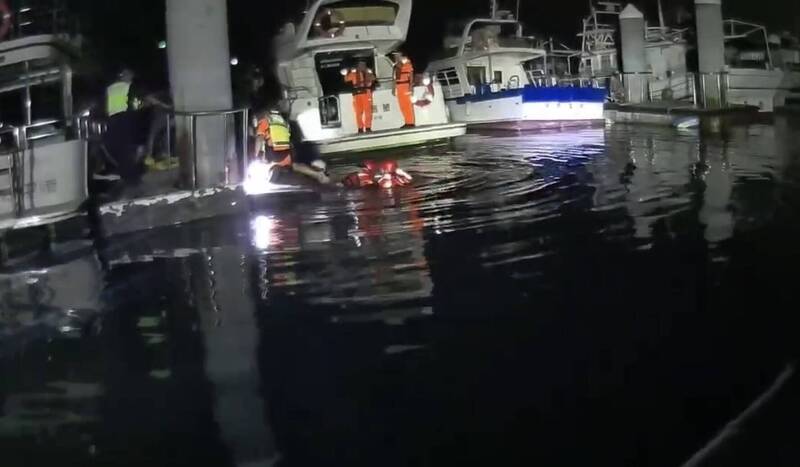 搜救人员将跳入海中的男子救上岸。(民众提供) 搜救人员将跳入海中的男子救上岸。(民众提供)