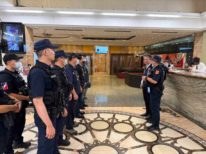 中坜警启动雷霆除暴周末临检路检共查获111件刑案逮捕110人。(记者李容萍翻摄) 中坜警启动雷霆除暴周末临检路检共查获111件刑案逮捕110人。(记者李容萍翻摄)