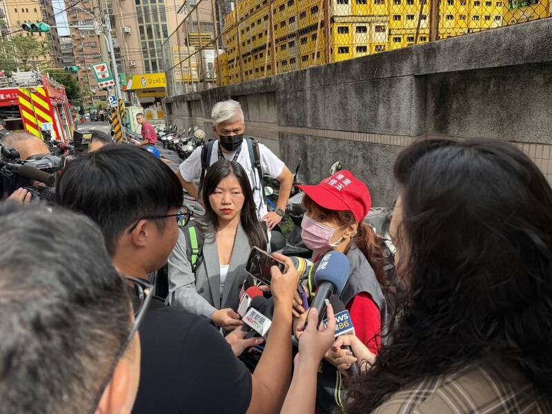 新北市芦洲一处公寓今天下午惊传火灾,幸无人受伤,一名二楼住户获救,惊呼是我纵火,当地里长赶往关切里民。(记者吴仁捷翻摄) 新北市芦洲一处公寓今天下午惊传火灾,幸无人受伤,一名二楼住户获救,惊呼是我纵火,当地里长赶往关切里民。(记者吴仁捷翻摄)