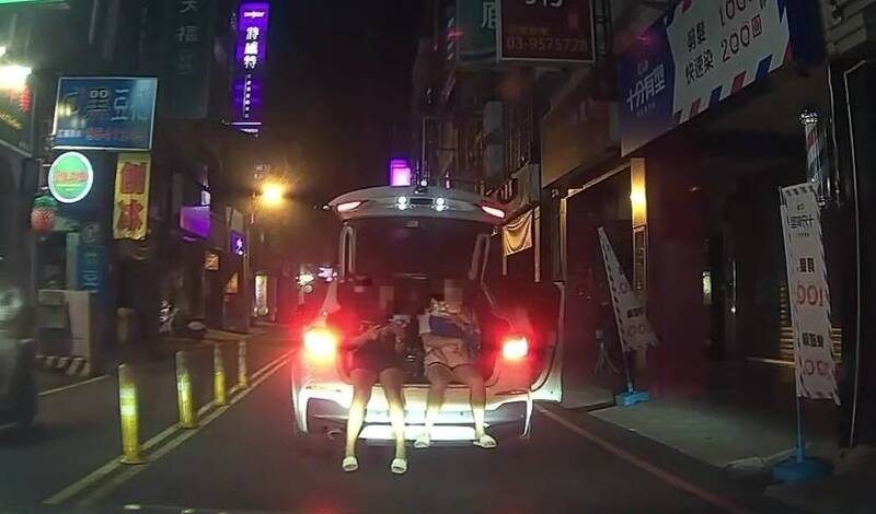 罗东街头惊见休旅车停在马路上,打开后车厢,2名女子坐在车尾抱童自拍危险行为。(图撷取自脸书社团「宜兰知识+」) 罗东街头惊见休旅车停在马路上,打开后车厢,2名女子坐在车尾抱童自拍危险行为。(图撷取自脸书社团「宜兰知识+」)