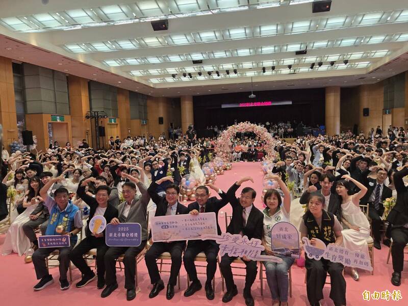 新北聯合婚禮浪漫登場 102對新人步紅毯互許終身