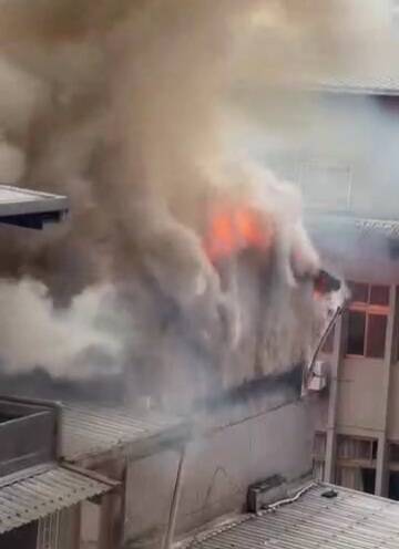 宜兰罗东镇长春路一处3楼铁皮屋,今天下午起火燃烧,现场浓烟密布,并窜出火舌。(撷取自脸书社团「宜兰知识+」) 宜兰罗东镇长春路一处3楼铁皮屋,今天下午起火燃烧,现场浓烟密布,并窜出火舌。(撷取自脸书社团「宜兰知识+」)