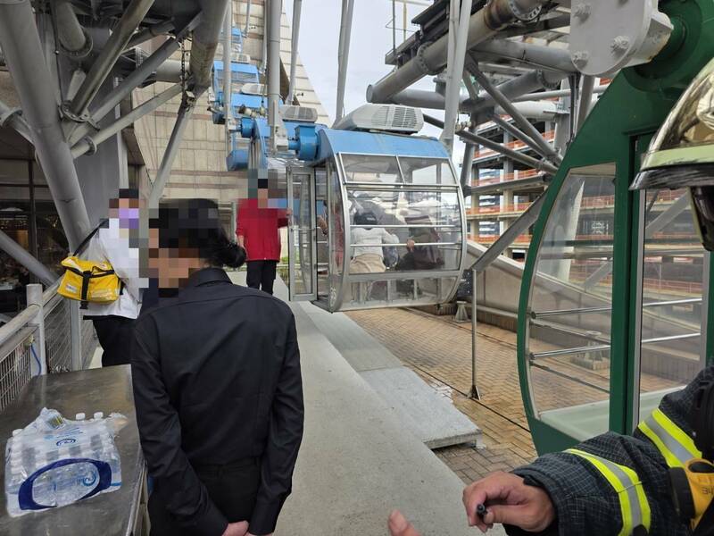 台北市知名的美麗華百樂園百米摩天輪發生停擺故障，遊客受困，警消人員到場了解。（記者邱俊福翻攝）