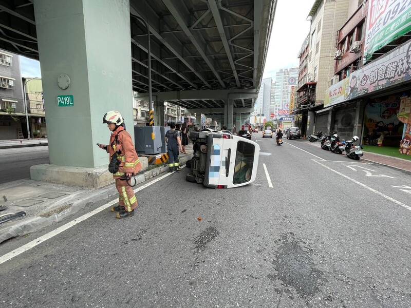 消防人员获报赶抵时,吴男已自行爬出车外仅受轻伤。(记者陆运锋翻摄) 消防人员获报赶抵时,吴男已自行爬出车外仅受轻伤。(记者陆运锋翻摄)