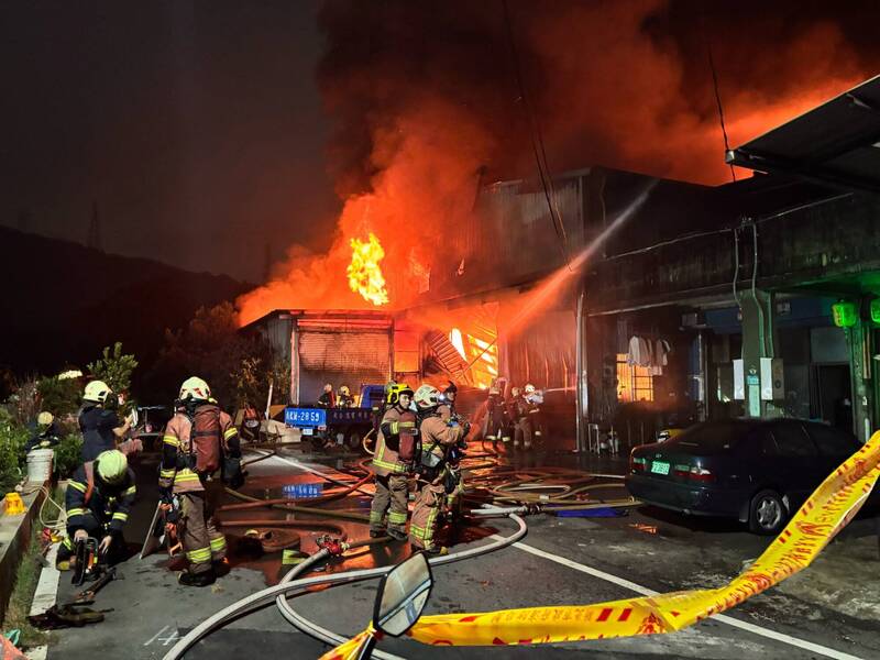 新北市新庄区寿山路今晚传出工厂火警,消防出动上百人灌救。(警方提供) 新北市新庄区寿山路今晚传出工厂火警,消防出动上百人灌救。(警方提供)