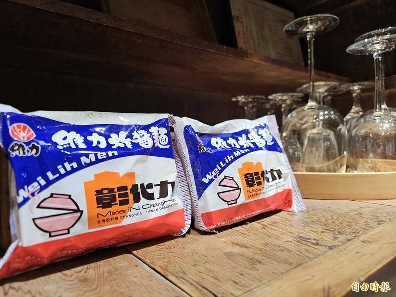「綠色乖乖」很威？旅館女老闆：限定款維力炸醬麵才夠力！