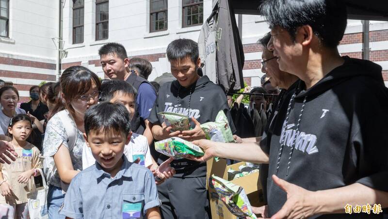 「拿到乖乖要乖乖唷！」 賴清德與小朋友逗趣互動