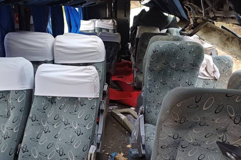 巴西伯南布科州萨洛阿市巴士撞上堤防,至少造成17人死亡。图为事发巴士内部。(法新社) 巴西伯南布科州萨洛阿市巴士撞上堤防,至少造成17人死亡。图为事发巴士内部。(法新社)