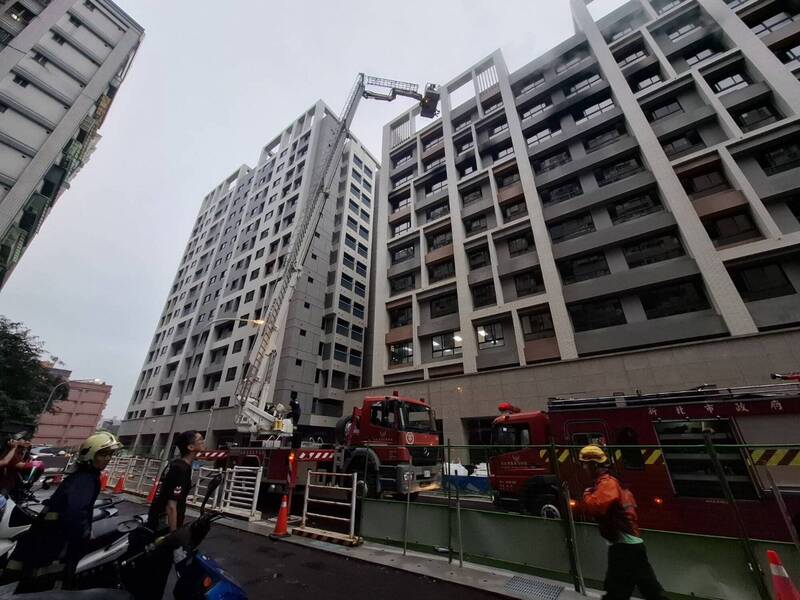林口outlet附近社区传出坠楼,还有巨大声响,消防出动云梯车、警方赶抵现场。示意图,照片与本事件无关。(资料照) 林口outlet附近社区传出坠楼,还有巨大声响,消防出动云梯车、警方赶抵现场。示意图,照片与本事件无关。(资料照)