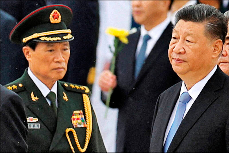 前中共中央軍委副主席何衛東（左）和軍委主席習近平（右）。（路透檔案照）