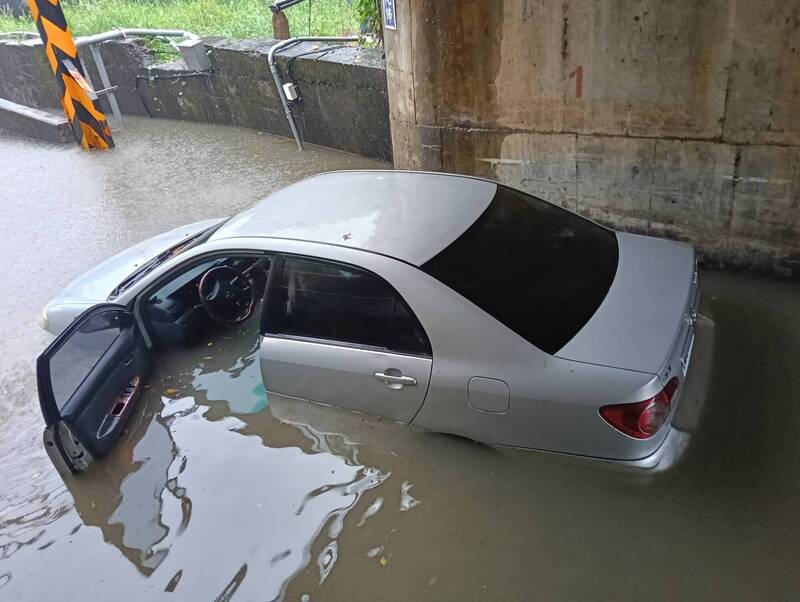 宜蘭雨神降臨！頭城外澳水淹半個車身 車主哀嚎「屌車阿」
