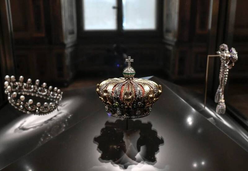 图为法国尤金妮皇后(Empress Eugénie)的皇冠。窃贼在罗浮宫窃案中曾试图盗走此皇冠,但事后在馆外被寻获,据报已损坏。(法新社) 图为法国尤金妮皇后(Empress Eugénie)的皇冠。窃贼在罗浮宫窃案中曾试图盗走此皇冠,但事后在馆外被寻获,据报已损坏。(法新社)