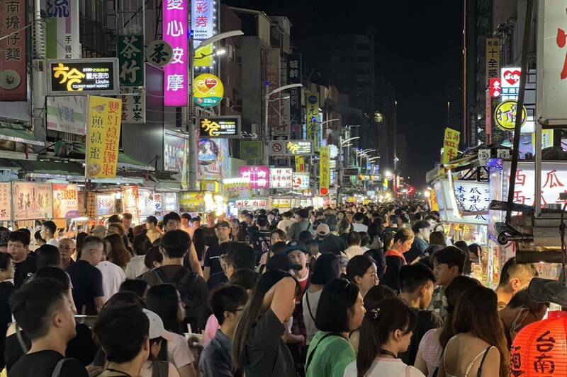 BLACKPINK帶動3億觀光產值 高雄夜市凌晨1、2點粉絲不散