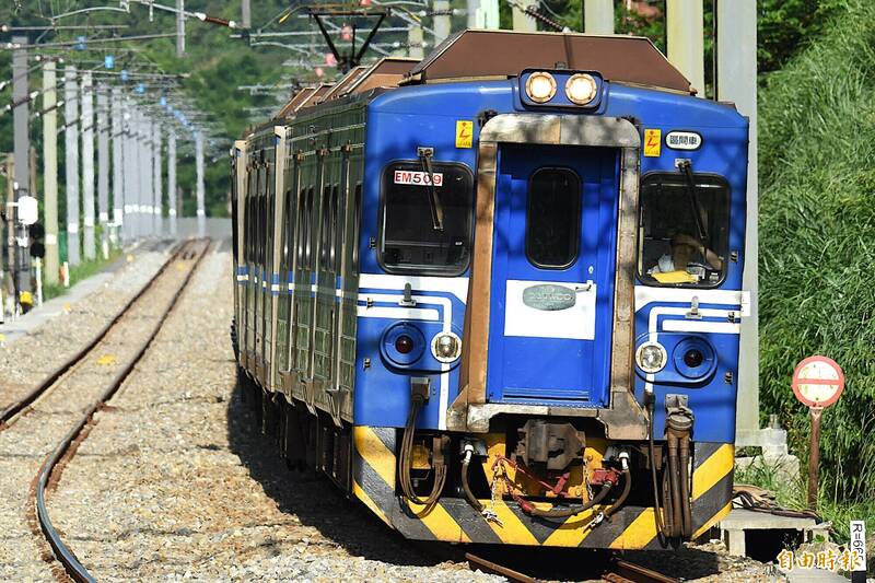 台鐵平溪線豪雨落石不斷!三貂嶺-菁桐停駛 啟動公路接駁