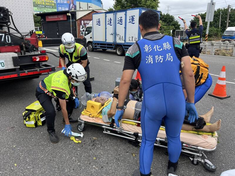 彰化市惊传夫救妻双双溺水意外,消防员紧急出动救援。(民众提供) 彰化市惊传夫救妻双双溺水意外,消防员紧急出动救援。(民众提供)