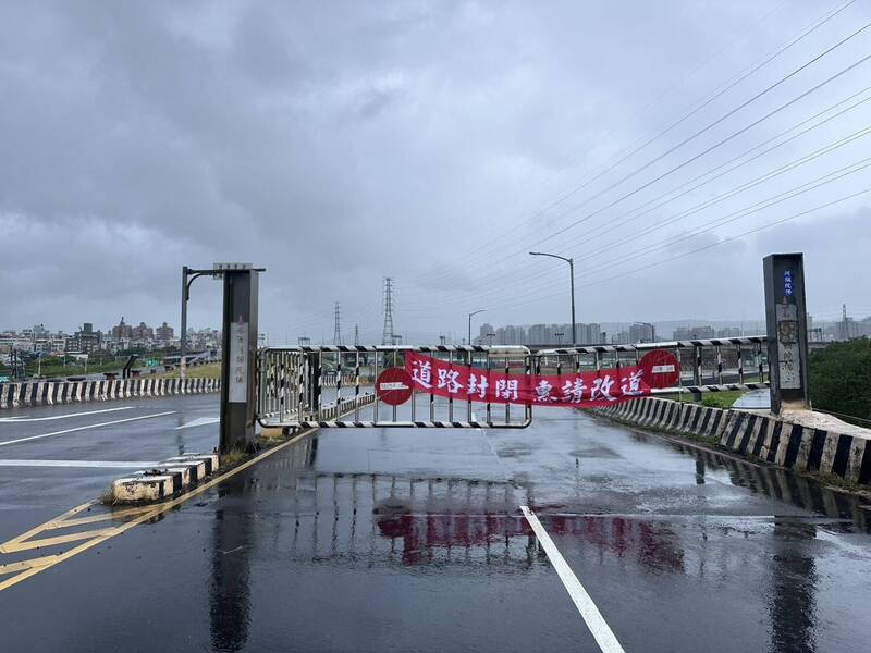 新北二重疏洪道急淹緊急封閉 一對男女受困及時獲救