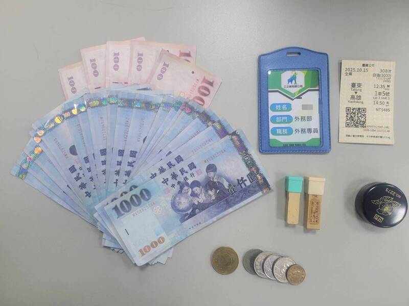 警方起出车手诈骗所得及假证件。(屏东警分局提供) 警方起出车手诈骗所得及假证件。(屏东警分局提供)