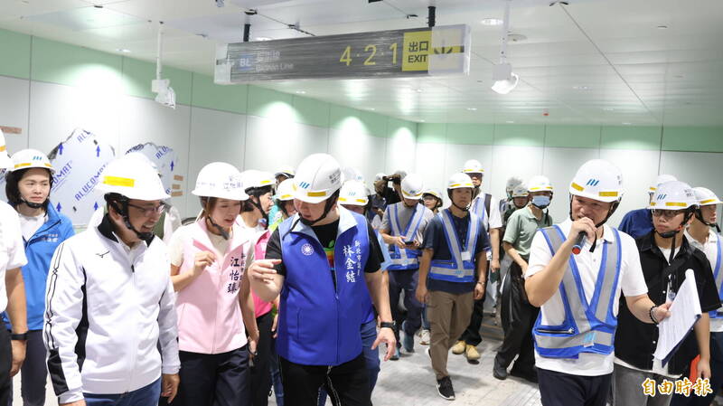 新北市長侯友宜今與民代視察捷運三鶯線,從頂埔站試乘列車到三峽站。(記者黃政嘉攝) 新北市長侯友宜今與民代視察捷運三鶯線,從頂埔站試乘列車到三峽站。(記者黃政嘉攝)