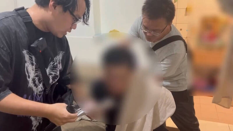 警方持搜索票逮捕肇事逃逸的宾姓男子。(记者吴升儒翻摄) 警方持搜索票逮捕肇事逃逸的宾姓男子。(记者吴升儒翻摄)