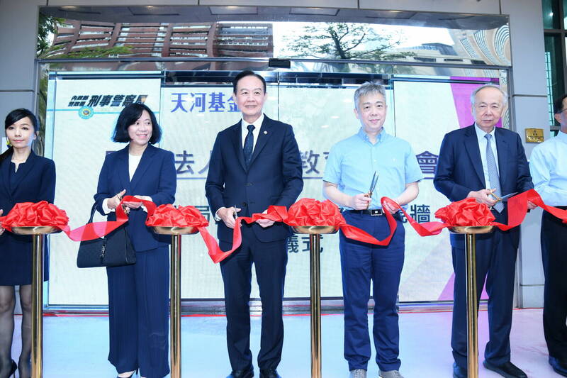 刑事局获天河教育基金会捐赠透明LED电视墙。(图由刑事局提供) 刑事局获天河教育基金会捐赠透明LED电视墙。(图由刑事局提供)
