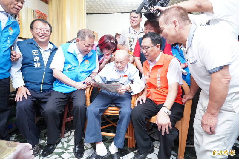 105歲的人瑞阿公林阿龍(中)擁有好眼力,不必戴老花眼鏡,堅持每天讀報。(記者廖雪茹攝) 105歲的人瑞阿公林阿龍(中)擁有好眼力,不必戴老花眼鏡,堅持每天讀報。(記者廖雪茹攝)