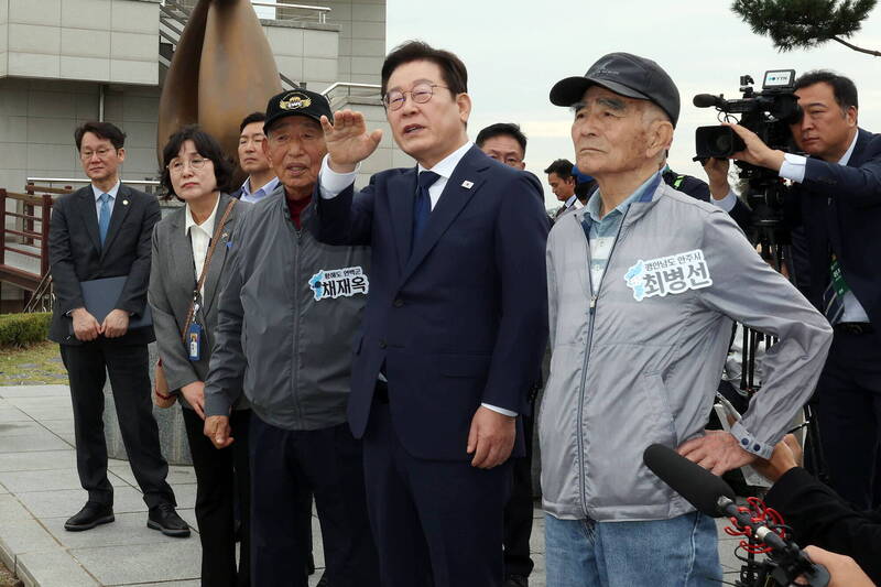 南韓總統李在明（中）發下豪語，要讓南韓國防工業成長至全球第四強。（歐新社）