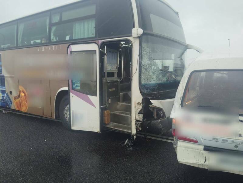 国1北向51.2公里机场系统路段,20日上午10点多发生3车事故,23岁李姓男子驾驶自小客货车,疑似未保持安全距离,撞上前车后又与左侧高乘载车道的国光客运发生擦撞。(记者郑淑婷翻摄) 国1北向51.2公里机场系统路段,20日上午10点多发生3车事故,23岁李姓男子驾驶自小客货车,疑似未保持安全距离,撞上前车后又与左侧高乘载车道的国光客运发生擦撞。(记者郑淑婷翻摄)