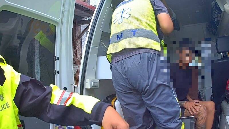 警方将罗男强制就医。(记者黄明堂翻摄) 警方将罗男强制就医。(记者黄明堂翻摄)