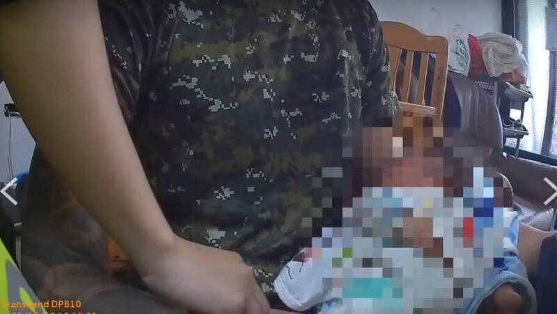 台东罗姓男子抱婴与母亲吵架。(记者黄明堂翻摄) 台东罗姓男子抱婴与母亲吵架。(记者黄明堂翻摄)