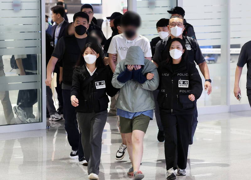 數名涉嫌在柬埔寨從事網路詐騙的南韓公民,18日被包機遣返回國,抵達仁川國際機場後,立即遭到南韓警方逮捕。南韓官方估計,約有上千名公民深陷柬埔寨的詐騙產業鏈。(歐新社) 數名涉嫌在柬埔寨從事網路詐騙的南韓公民,18日被包機遣返回國,抵達仁川國際機場後,立即遭到南韓警方逮捕。南韓官方估計,約有上千名公民深陷柬埔寨的詐騙產業鏈。(歐新社)