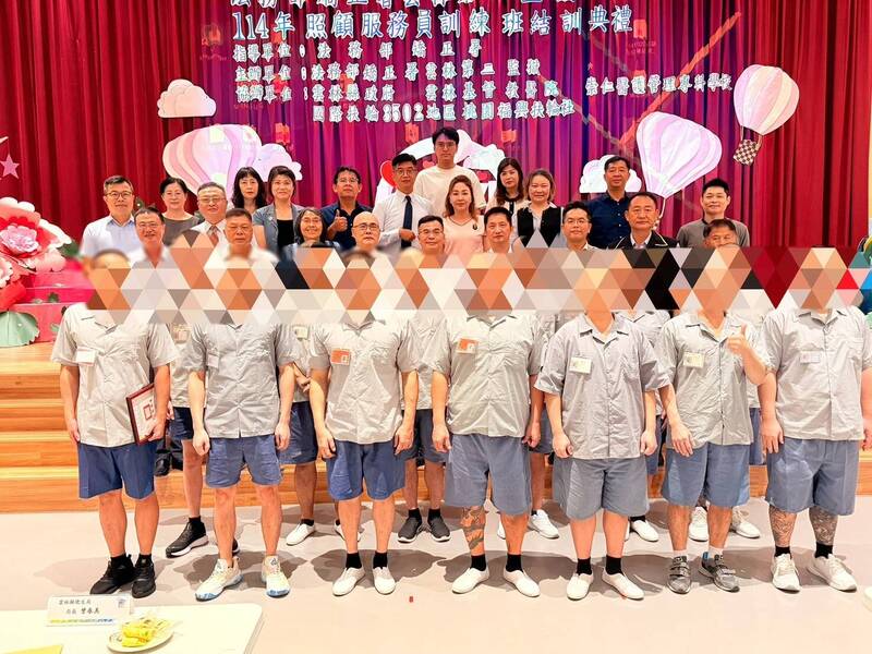 云二监16名收容人成功考取照服员技能检定证照,今狱方为他们举办成果发表会。(记者李文德摄) 云二监16名收容人成功考取照服员技能检定证照,今狱方为他们举办成果发表会。(记者李文德摄)