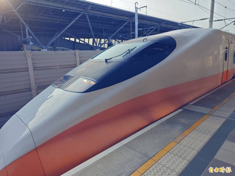 台南高铁站今天下午发生列车进入月台还未停妥,有旅客突然冲撞的意外,人未落轨也没受伤,虚惊一场。(记者吴俊锋摄) 台南高铁站今天下午发生列车进入月台还未停妥,有旅客突然冲撞的意外,人未落轨也没受伤,虚惊一场。(记者吴俊锋摄)