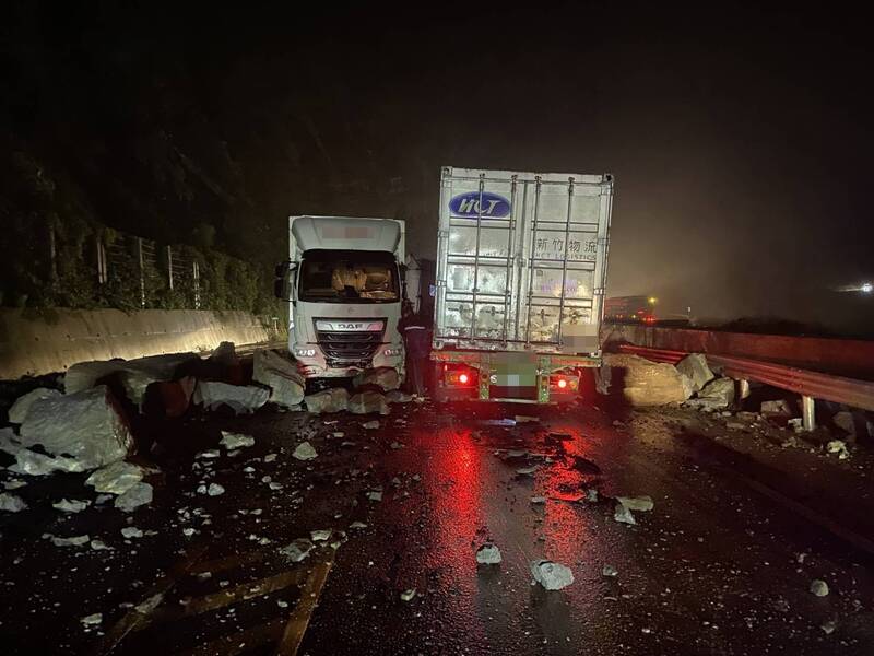台2線濱海公路豪雨土石崩落 2車遭擊中道路封閉